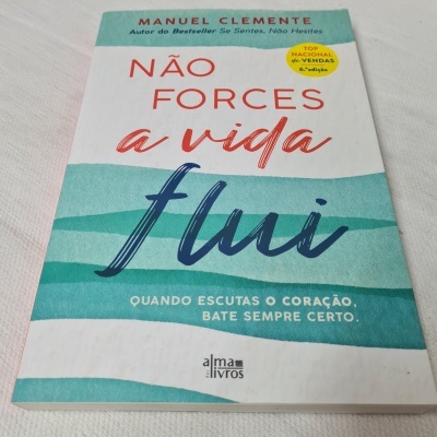 Capa do livro 'NÃO FORCES a vida flui' em azul e branco com texto em destaque e selo amarelo