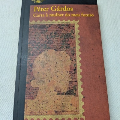 Livro Péter Gárdos Carta à mulher do meu futuro com capa castanha e detalhes decorativos