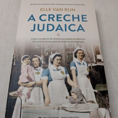 Capa do livro A Creche Judaica com imagem de mulheres e crianças em foto antiga