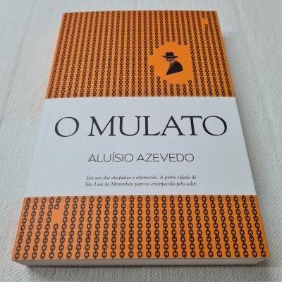 Capa do livro 'O MULATO' de Aluísio Azevedo com padrão laranja e preto e faixa branca central