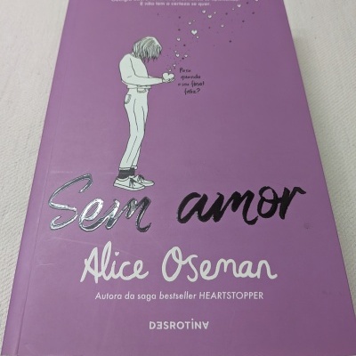 Capa roxa de livro 'Sem amor' de Alice Oseman com ilustração e texto