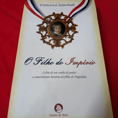 Capa do livro O Filho do Império com medalha dourada e retrato de criança.