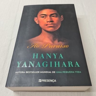 Livro 'Ao Paraíso' de Hanya Yanagihara com capa preta e retrato de homem jovem