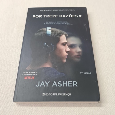 Capa do livro 'Por Treze Razões' com imagem de jovem de perfil e auscultadores