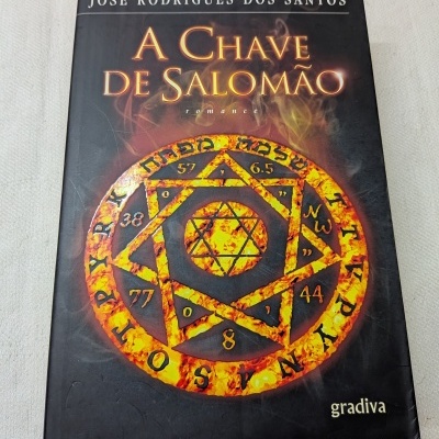 Capa de livro A CHAVE DE SALOMÃO com símbolo circular em tons de fogo