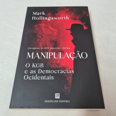 Capa do livro manipulação com fundo preto e vermelho, silhueta de homem e símbolos do KGB
