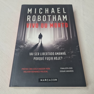 Capa do livro 'Vivo ou Morto' de Michael Robotham com imagem de pessoa em floresta e texto em branco e vermelho