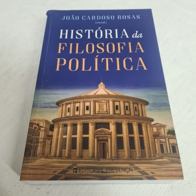 Livro História da Filosofia Política com capa azul e castanha e imagem de edifício clássico