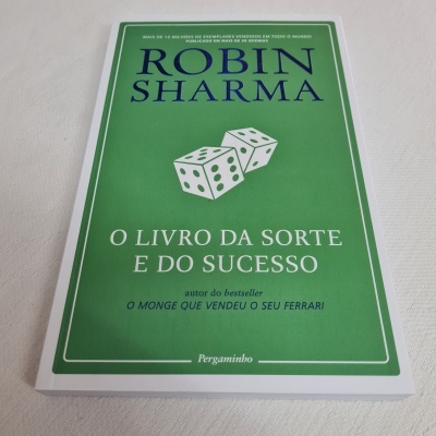 Capa verde de livro 'O LIVRO DA SORTE E DO SUCESSO' com dados brancos e texto em português.