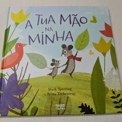 Livro infantil A TUA MÃO NA MINHA com ilustrações de ratos, flores e pássaro