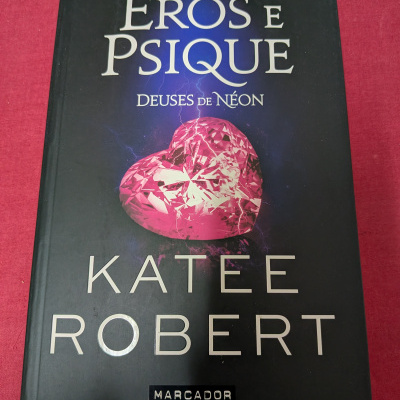 Capa de livro preto com título e imagem de coração rosa