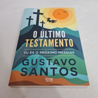 Capa do livro 'O Último Testamento' de Gustavo Santos com ilustração de cruzes e colinas coloridas