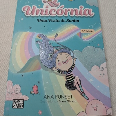 Capa de livro infantil azul com arco-íris e rapariga desenhada
