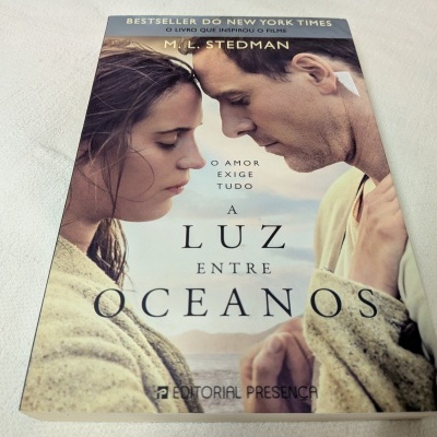 Capa do livro A Luz Entre Oceanos com duas pessoas abraçadas