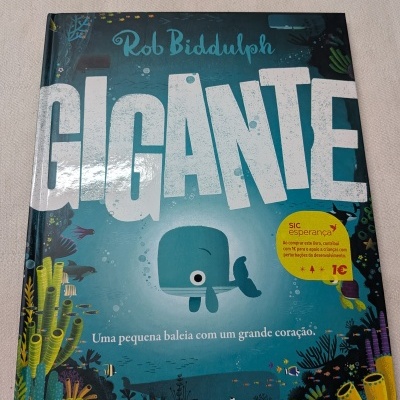 Capa do livro infantil Gigante com ilustração de uma baleia azul e fundo marinho colorido
