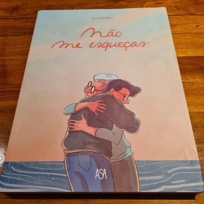 Capa de livro 'Não me esqueças' com casal abraçado junto ao mar