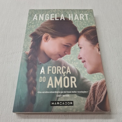 Livro 'A Força do Amor' de Angela Hart com imagem de duas mulheres sorrindo em fundo verde