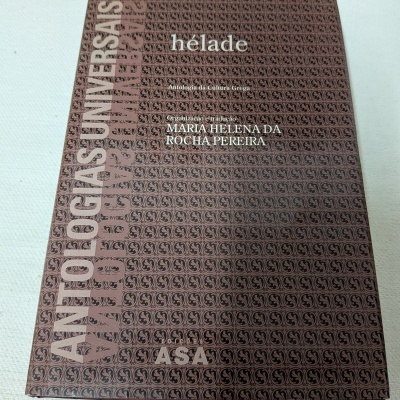 Livro hélade com padrão castanho e preto na capa