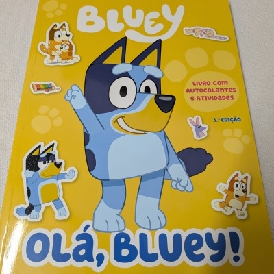 Capa de livro infantil amarelo com personagens do Bluey e texto em letras grandes.