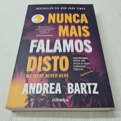 Capa de livro com título O Nunca Mais Falamos Disto em fundo roxo e amarelo com palmeiras