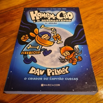 Capa do livro Homen-Cão e o Supergatinho 4.ª Edição com ilustrações sobre fundo azul