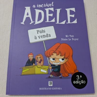 Capa de livro roxa com título e ilustração de personagem com cabelo laranja