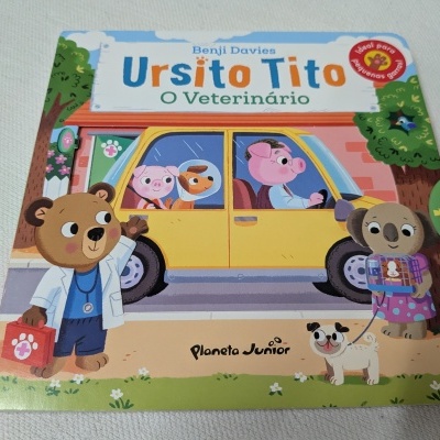 Capa de livro infantil Ursito Tito o Veterinário com animais coloridos e texto em português.