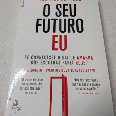 Capa do livro O SEU FUTURO EU com porta vermelha e texto