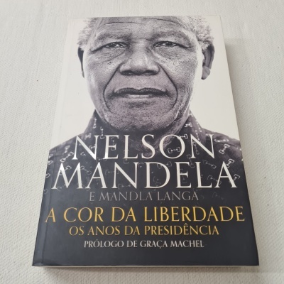 Capa de livro com fotografia de Nelson Mandela e título em letras brancas e douradas
