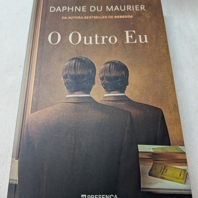 Capa do livro O Outro Eu de Daphne Du Maurier com imagem de homem de costas e seu reflexo