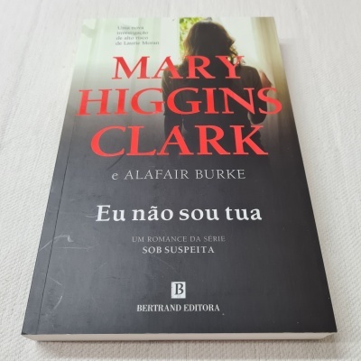 Livro 'Eu não sou tua' de Mary Higgins Clark e Alafair Burke com capa preta e cinza