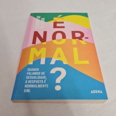 Livro colorido com texto 'É NORMAL? QUANDO FALAMOS DE SEXUALIDADE, A RESPOSTA É NORMALMENTE SIM.' da editora ARENA