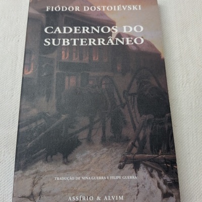 Capa do livro Cadernos do Subterrâneo de Fiódor Dostoiévski com ilustração em tons castanhos