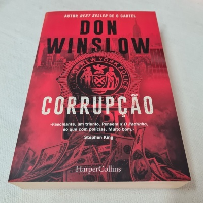 Capa do livro Corrupção de Don Winslow com fundo vermelho e selo da polícia de Nova Iorque
