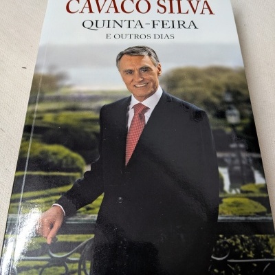Capa de livro com foto de homem de fato e texto de título e autor