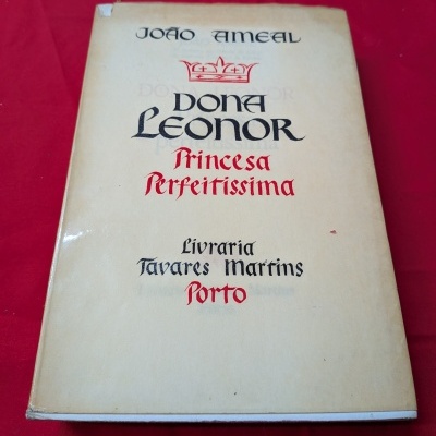Livro antigo Dona Leonor com texto em letras pretas e vermelhas sobre fundo bege