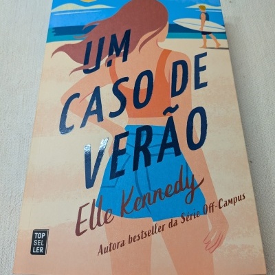Capa de livro com ilustração de rapariga na praia e texto UM CASO DE VERÃO de Elle Kennedy.
