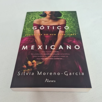 Livro Gótico Mexicano de Silvia Moreno-Garcia com capa mostrando mulher em vestido vermelho e fundo verde