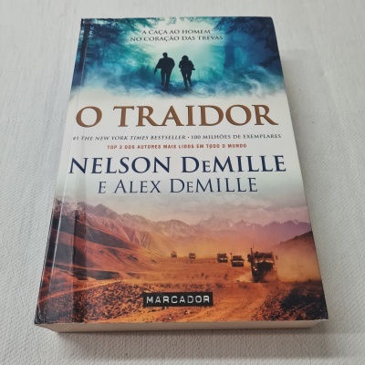Capa do livro O TRAIDOR de Nelson DeMille e Alex DeMille com imagens de floresta e deserto