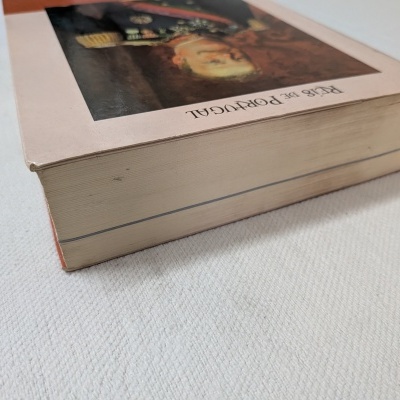 Livro REIS DE PORTUGAL de capa mole com imagem histórica na capa