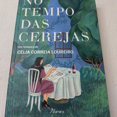 Capa de livro com ilustração de mulher a ler num jardim com mesa, garrafa e copo de vinho