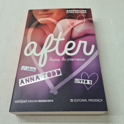 Capa do livro 'after depois da promessa' da autora Anna Todd em tons roxos e rosa