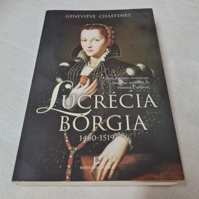 Capa de livro 'Lucrécia Bórgia 1480-1519' com pintura clássica de mulher
