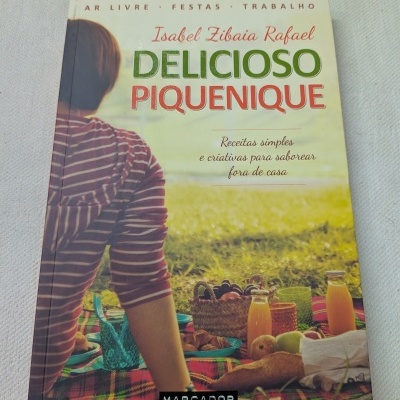 Capa de livro Delicioso Piquenique com pessoa e piquenique ao ar livre