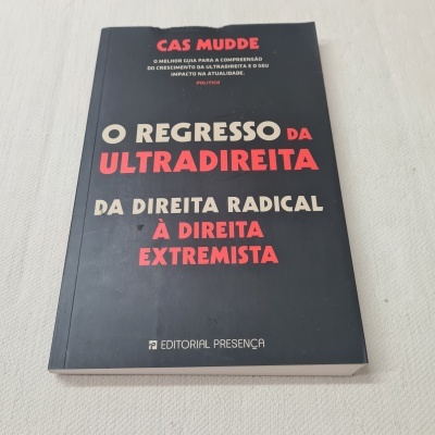 Livro 'O Regresso da Ultradireita' em capa preta com texto em amarelo e vermelho sobre superfície clara