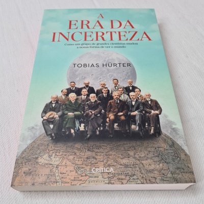 Capa do livro A Era da Incerteza com homens antigos sobre mapa