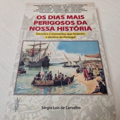 Capa de livro histórico com ilustração de navios e pessoas à beira-mar.