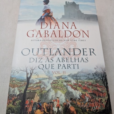 Livro Outlander Diz às Abelhas que Parti Vol. II com capa ilustrada mostrando mulher, castelo e batalha histórica