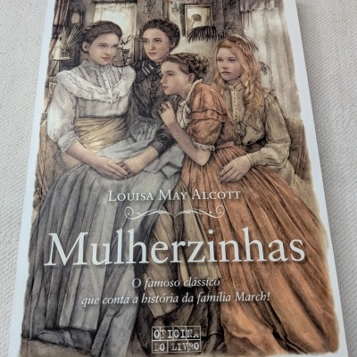 Capa de livro Mulherzinhas com ilustração de quatro mulheres vestindo roupas antigas