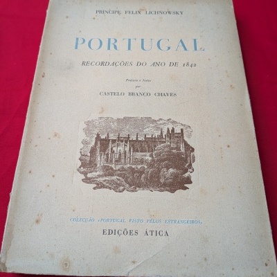 Capa de livro antigo sobre Portugal com texto em azul e preto e ilustração de edifício